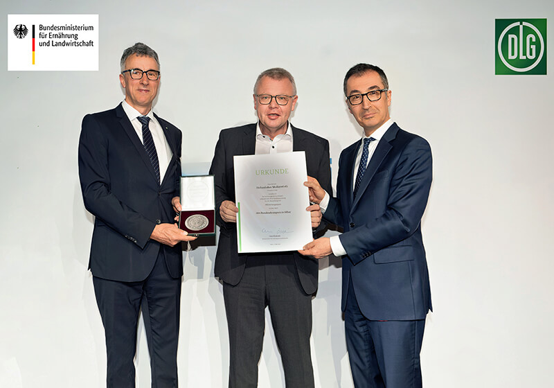 Bundesminister Cem Özdemir und DLG-Vizepräsident René Döbelt überreichen Medaille und Urkunde an Martin Boschet